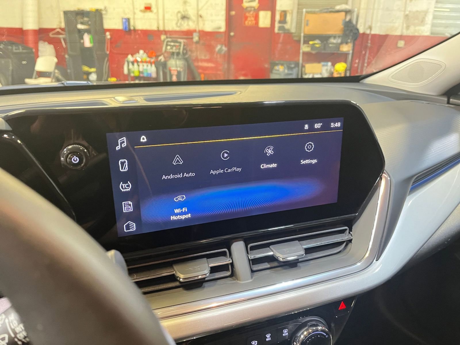 Used 2025 Chevrolet Trax LT w/ LT Convenience Package image 21