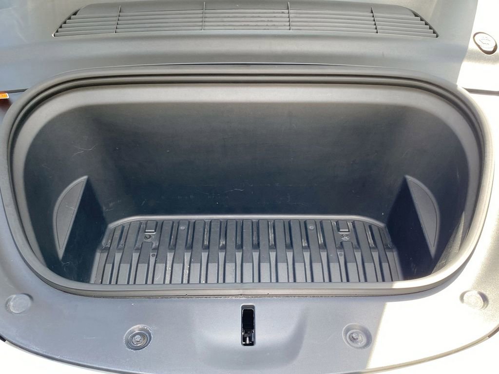 Used 2022 Tesla Model Y Long Range image 12