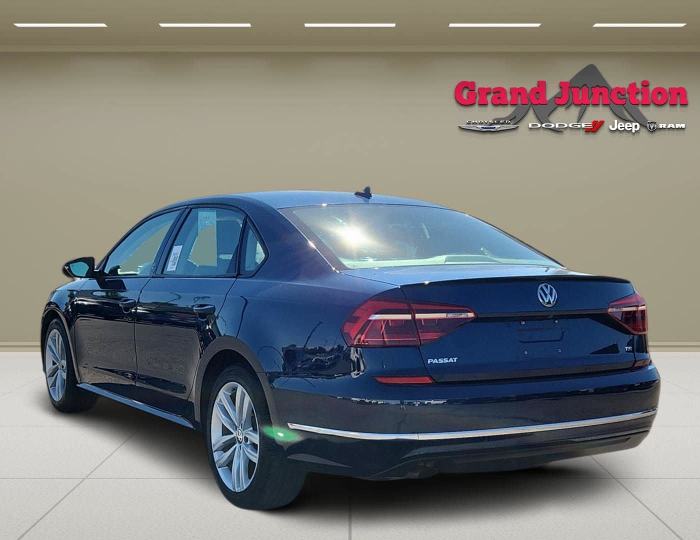 Used 2019 Volkswagen Passat 2.0T Wolfsburg w/ Wheels & Sunroof Package FWD image 5