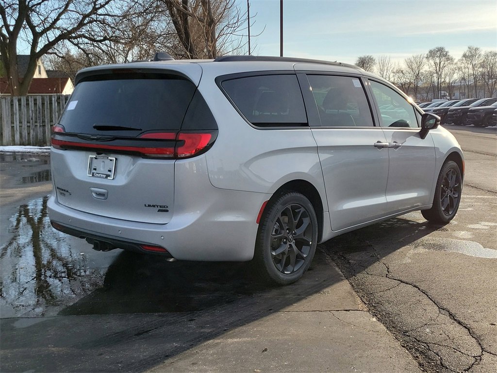 New 2026 Chrysler Pacifica Limited image 4