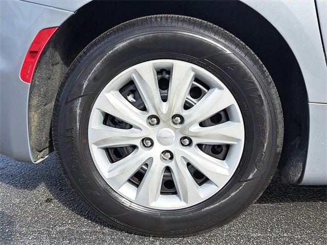 Used 2020 Chrysler Voyager L image 8