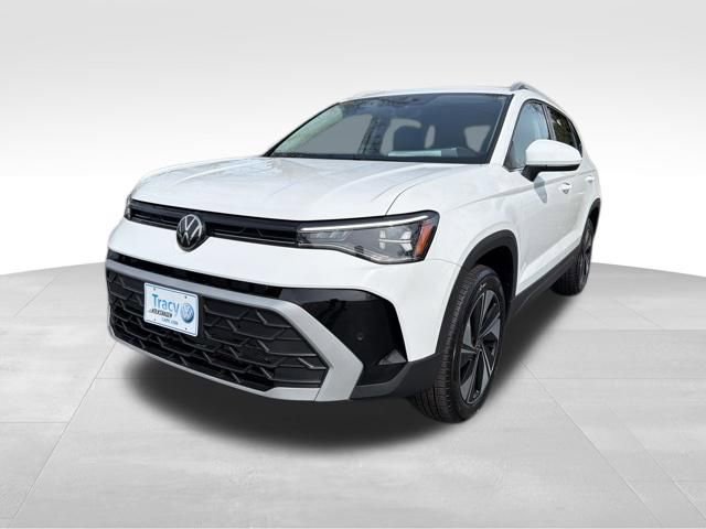 Certified 2025 Volkswagen Taos SE image 4