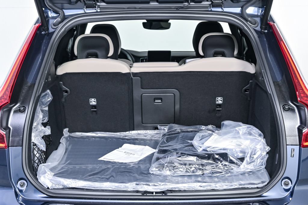 New 2026 Volvo XC60 T8 Core w/ Climate Package PRO AWD/4WD image 28