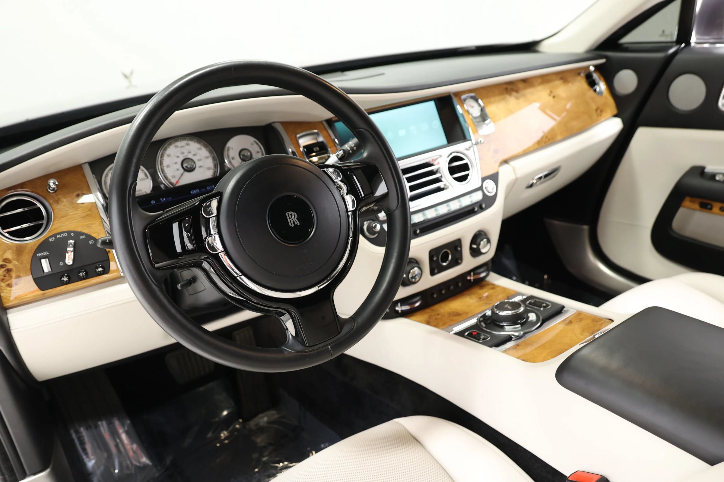 Used 2017 Rolls-Royce Wraith RWD image 28