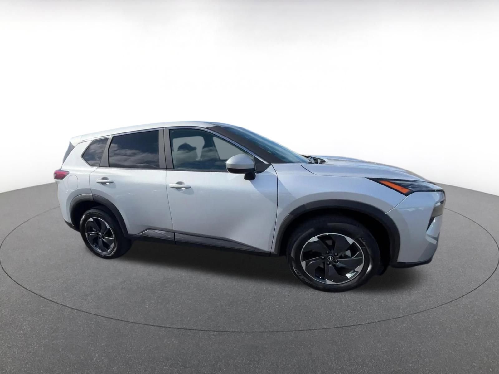 Used 2025 Nissan Rogue SV image 2