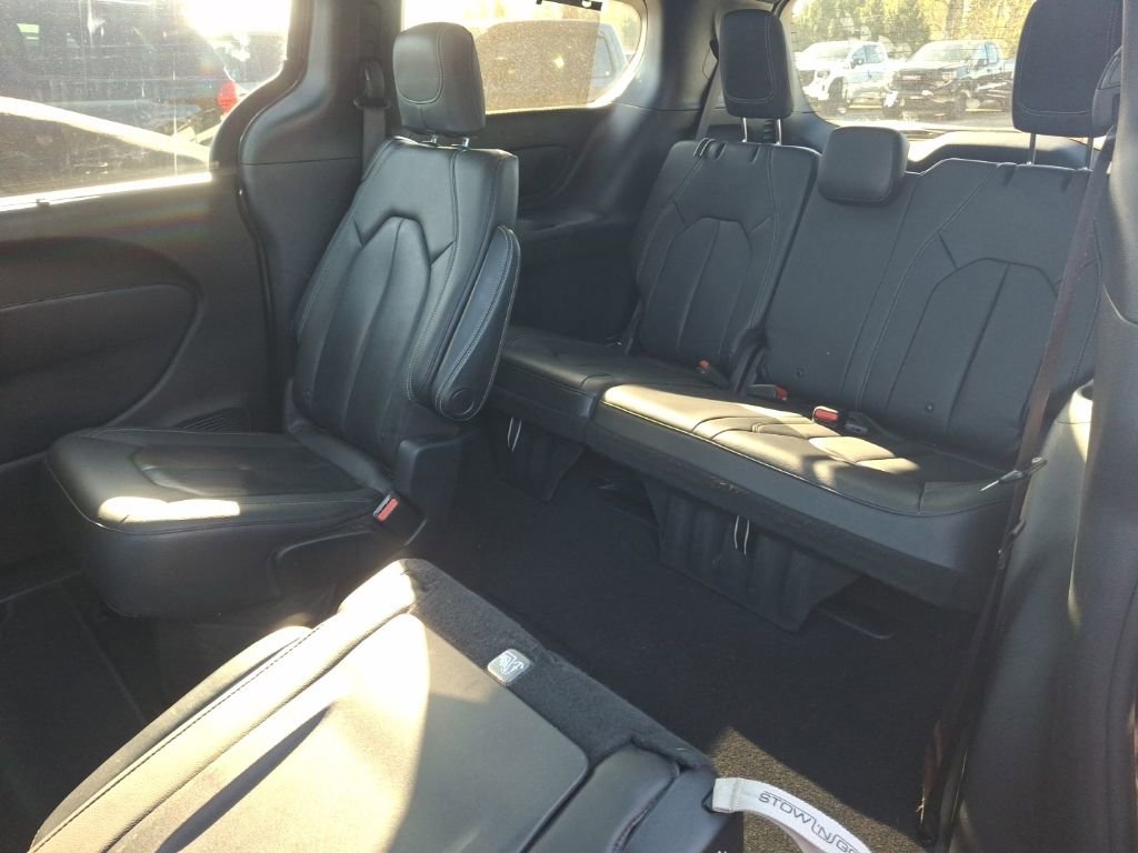 Used 2019 Chrysler Pacifica Touring-L Plus w/ S Appearance Package image 11