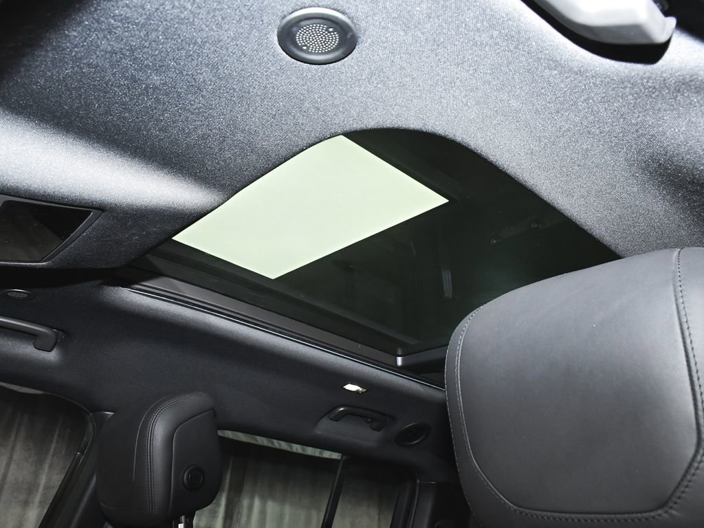 Used 2024 Land Rover Defender 130 X-Dynamic SE image 50