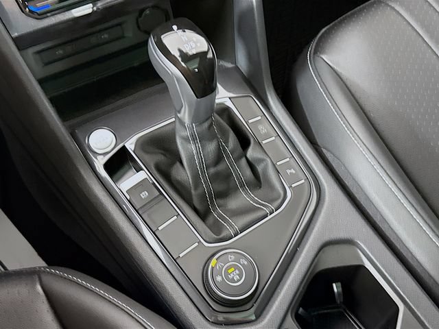 Used 2024 Volkswagen Tiguan SE R-Line AWD/4WD image 16