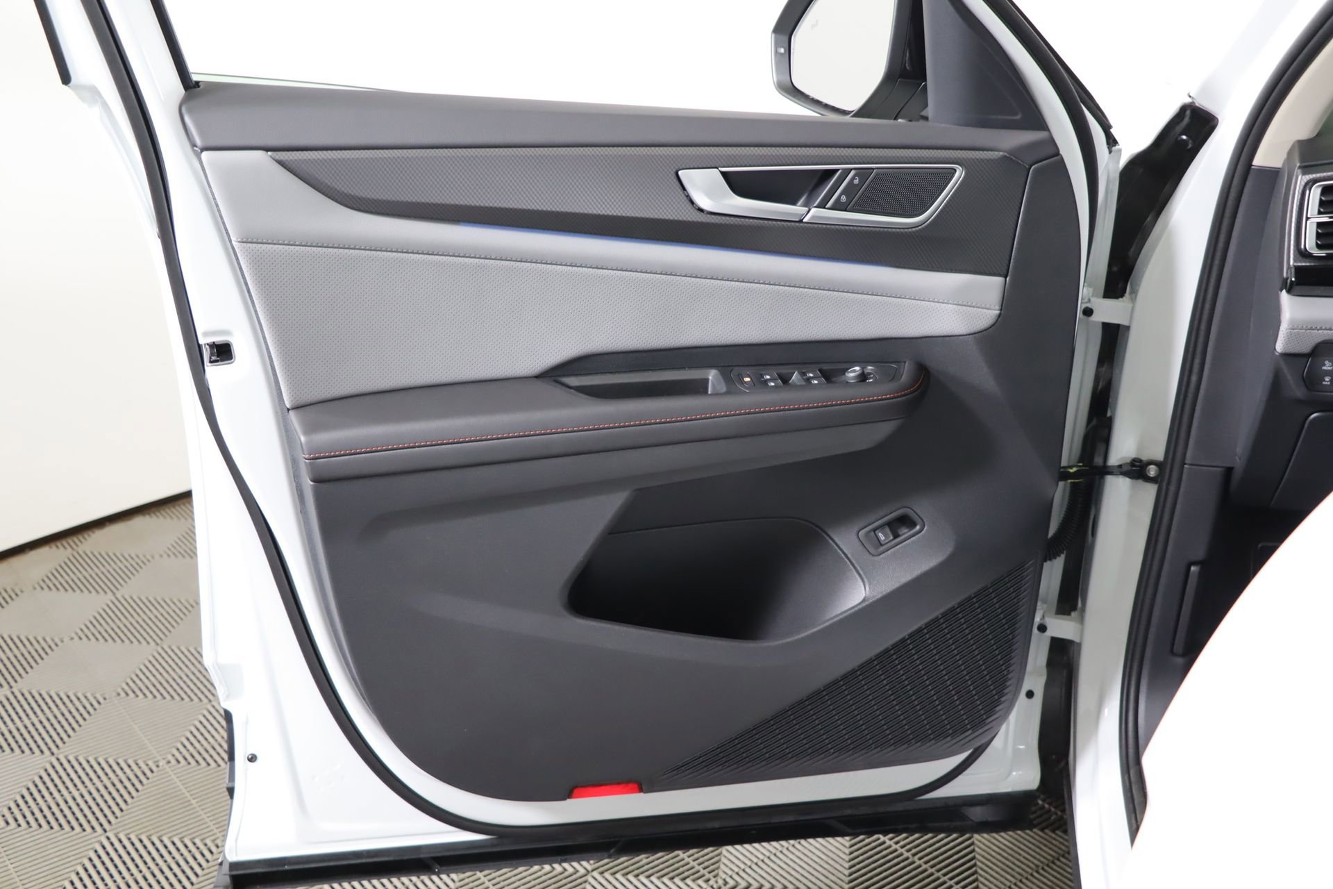 Used 2025 Volkswagen Atlas Peak Edition SE image 41