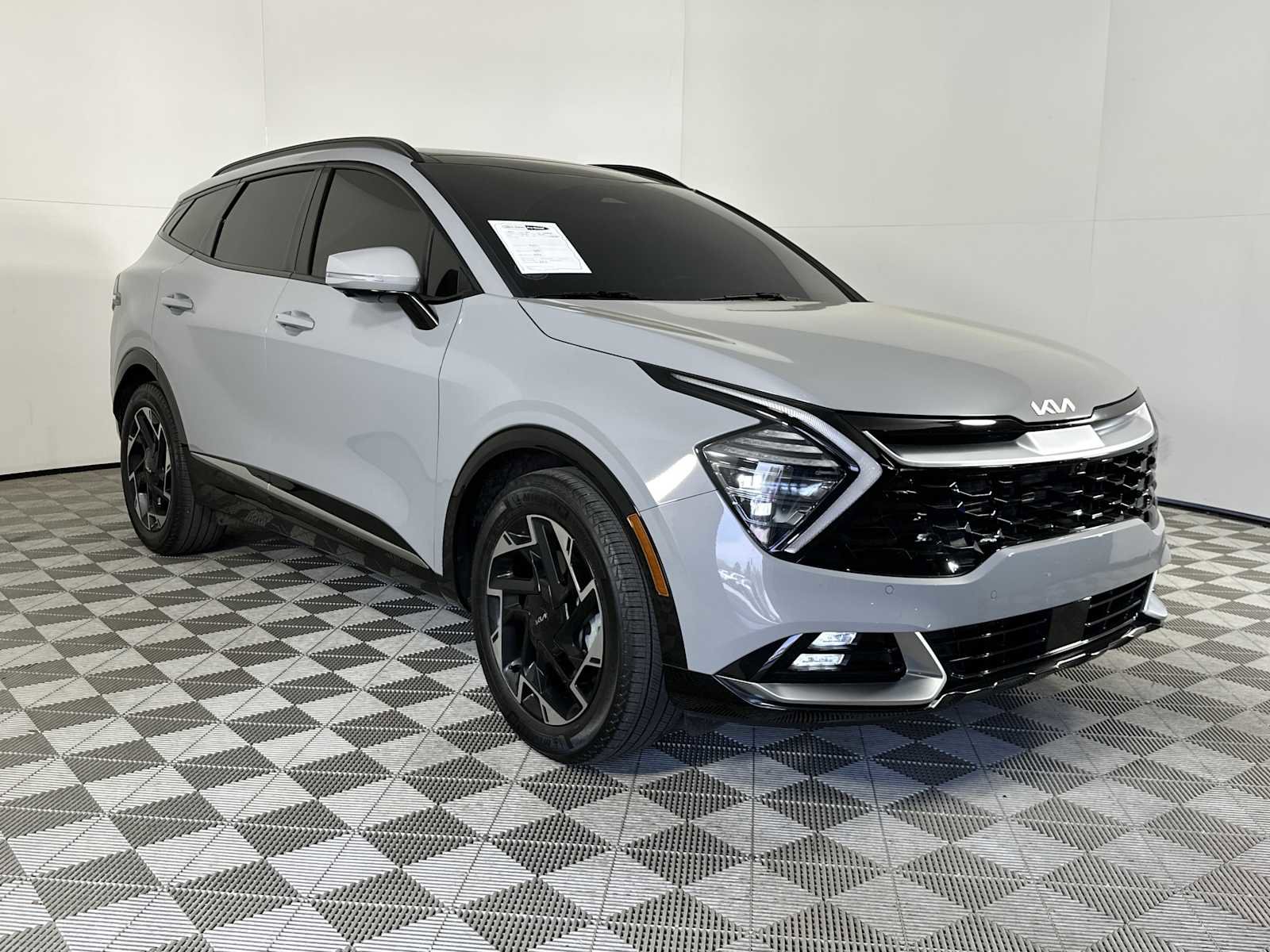 Used 2025 Kia Sportage SX image 2