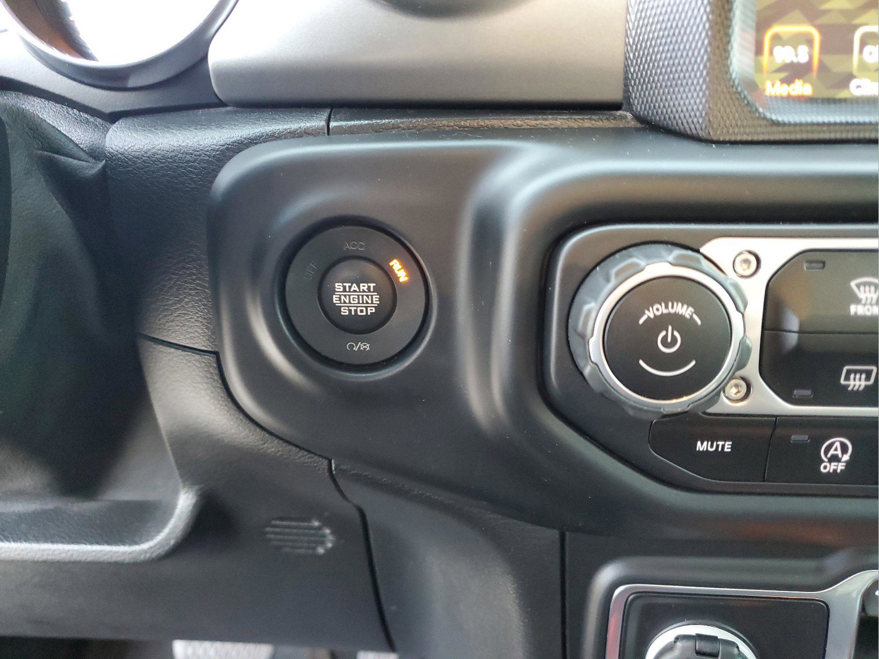 Used 2021 Jeep Gladiator Sport image 25