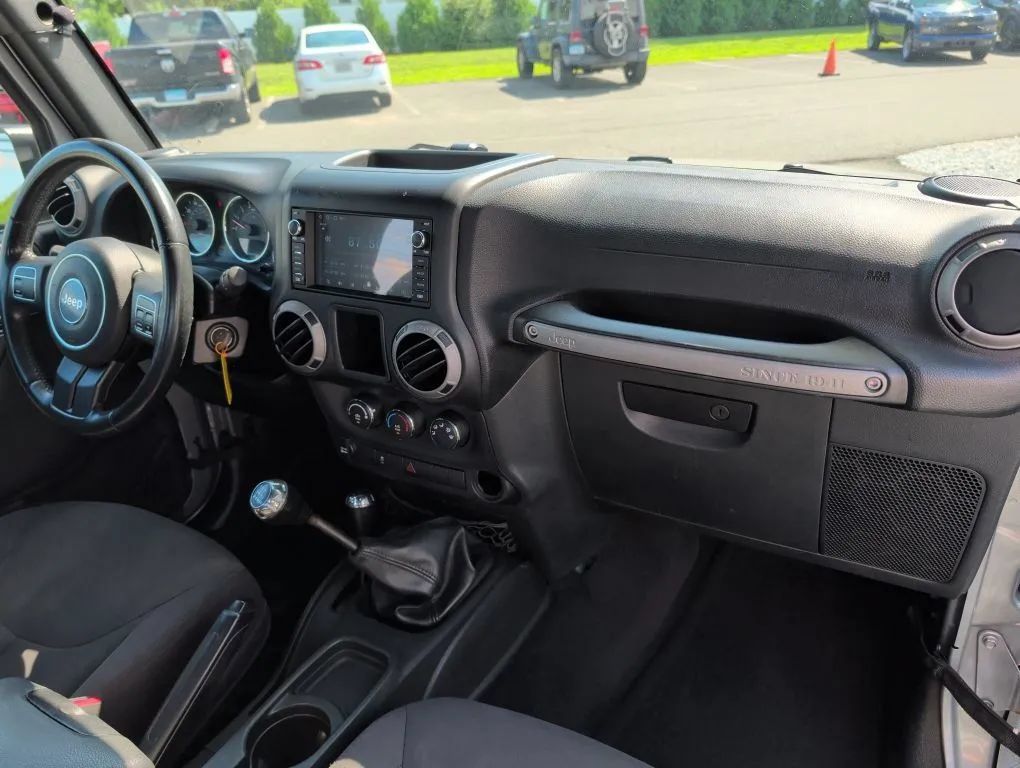 Used 2015 Jeep Wrangler Sport w/ Quick Order Package 23S AWD/4WD image 8