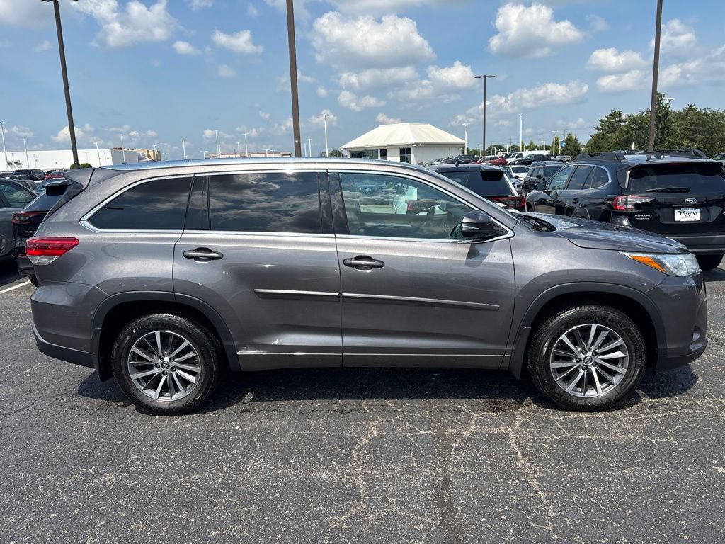 Used 2018 Toyota Highlander XLE AWD/4WD image 2