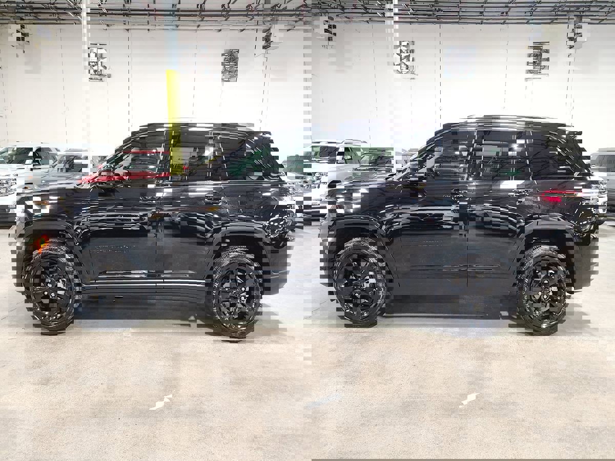 Used 2023 Jeep Grand Cherokee Limited w/ Luxury Tech Group II image 7