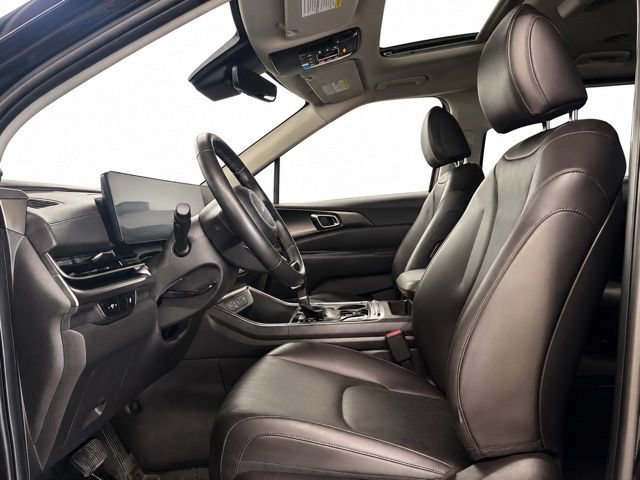 Used 2026 Kia Carnival SX w/ SX Dark Edition Package FWD image 16