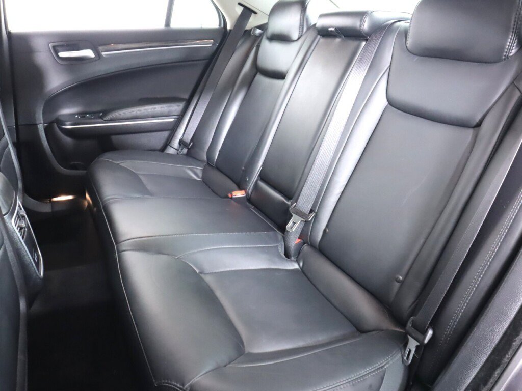 Used 2015 Chrysler 300 Limited RWD image 29