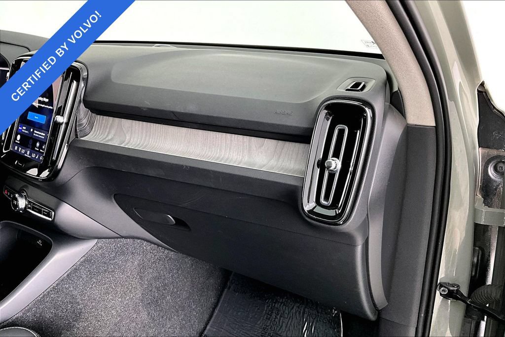 Certified 2025 Volvo XC40 B5 Plus AWD/4WD image 20