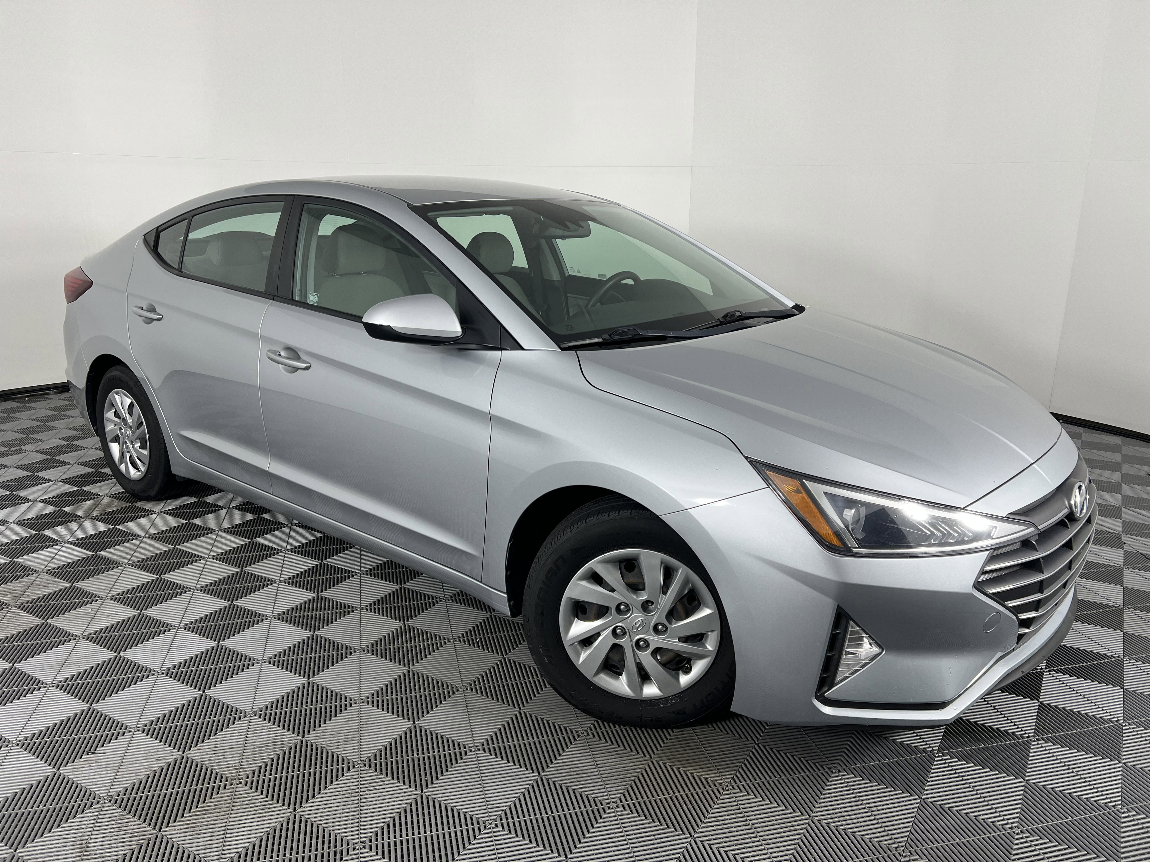 Used 2020 Hyundai Elantra SE FWD image 2