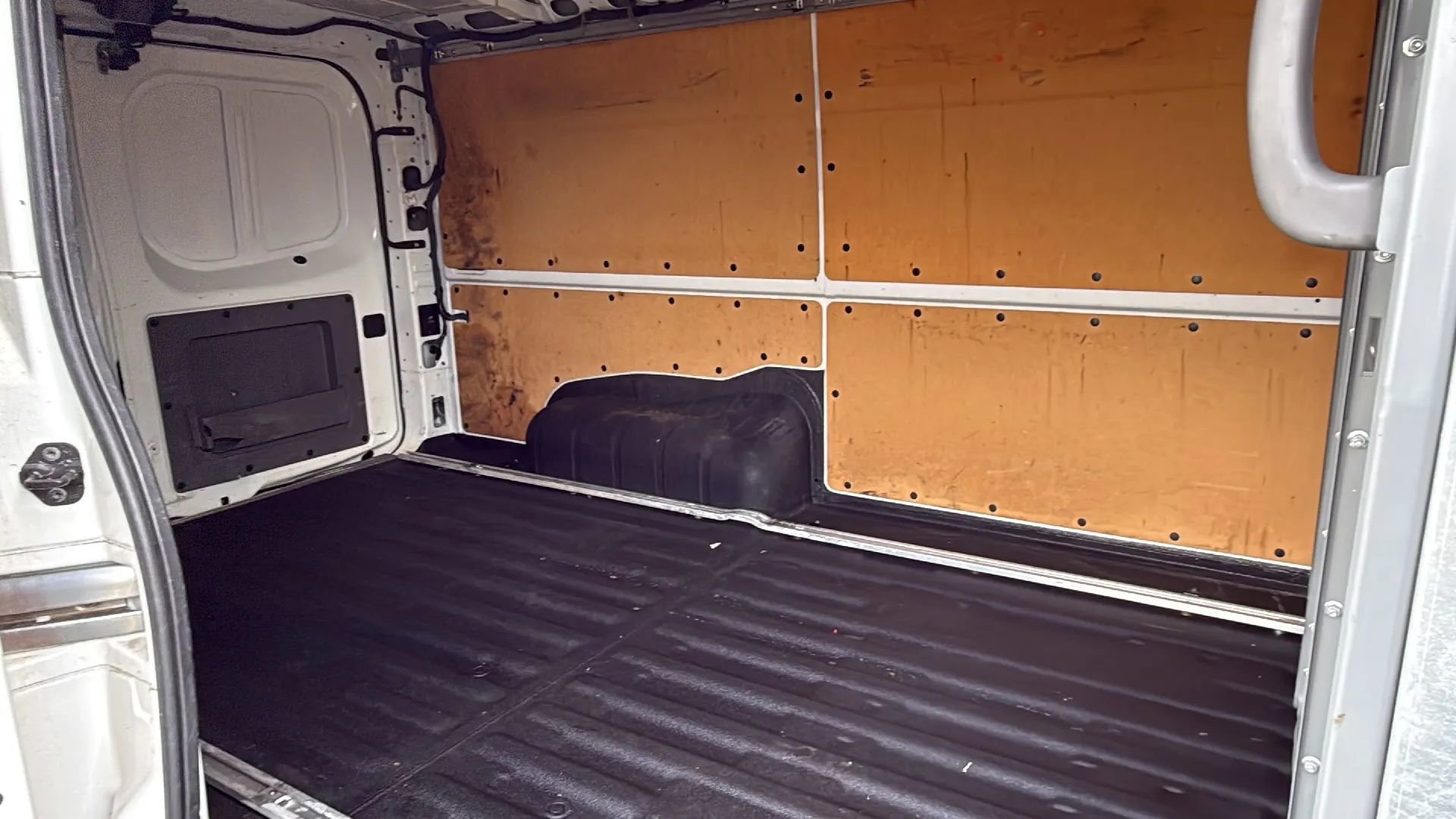 Used 2018 Nissan NV 3500 SV w/ Navigation Package image 18