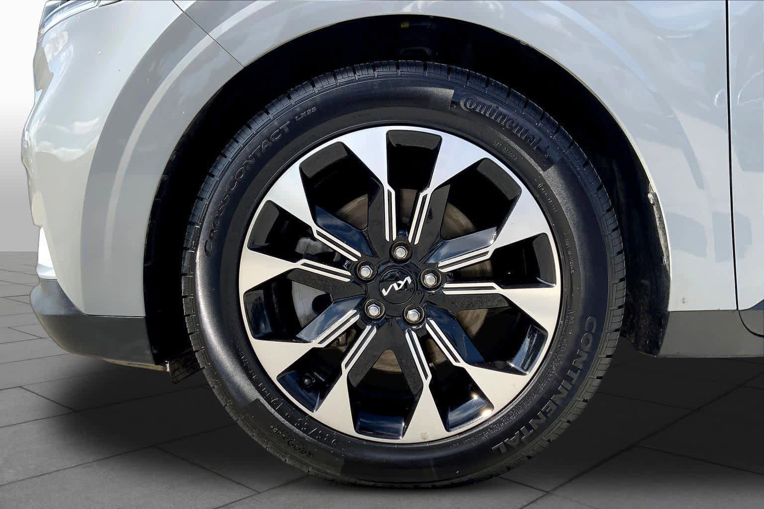 Used 2022 Kia Carnival EX image 11