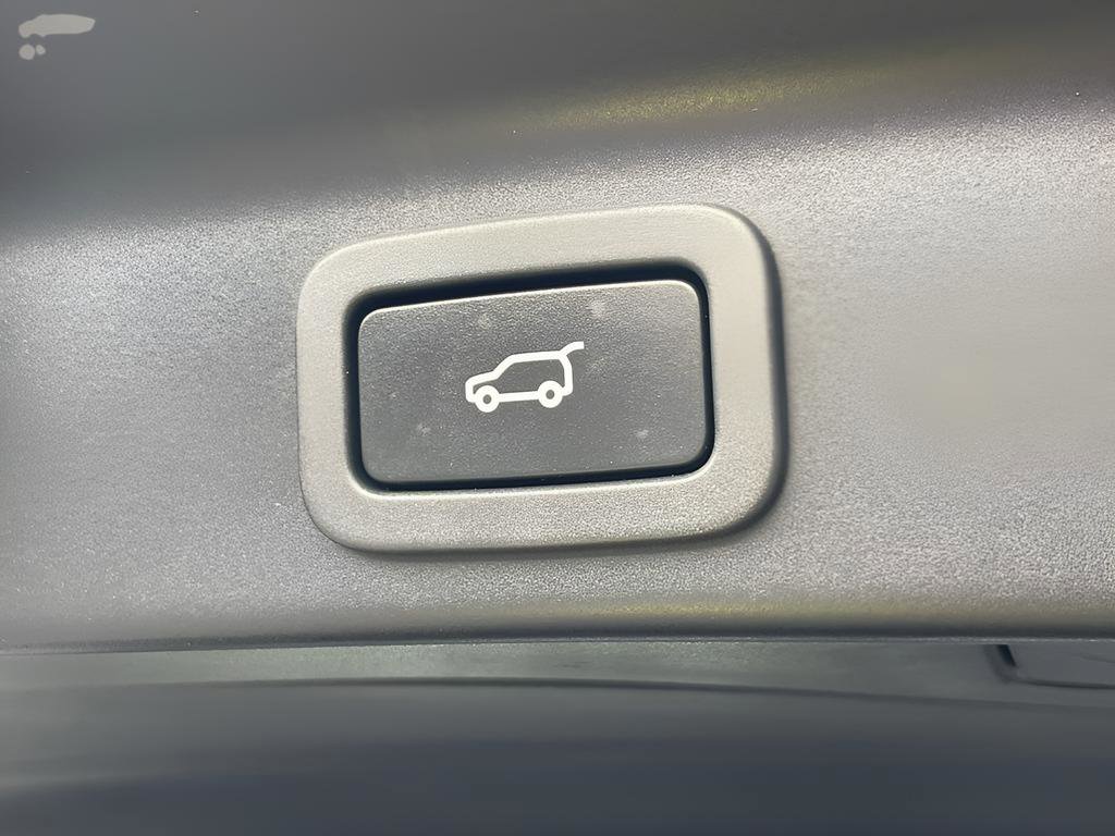 Used 2018 Jaguar F-PACE Premium image 21