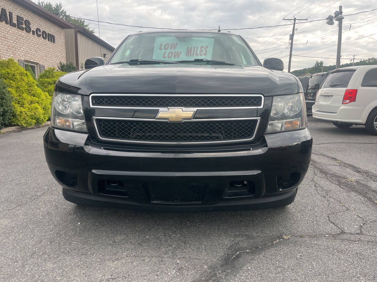 Used 2011 Chevrolet Avalanche LS w/ Convenience Package AWD/4WD image 3