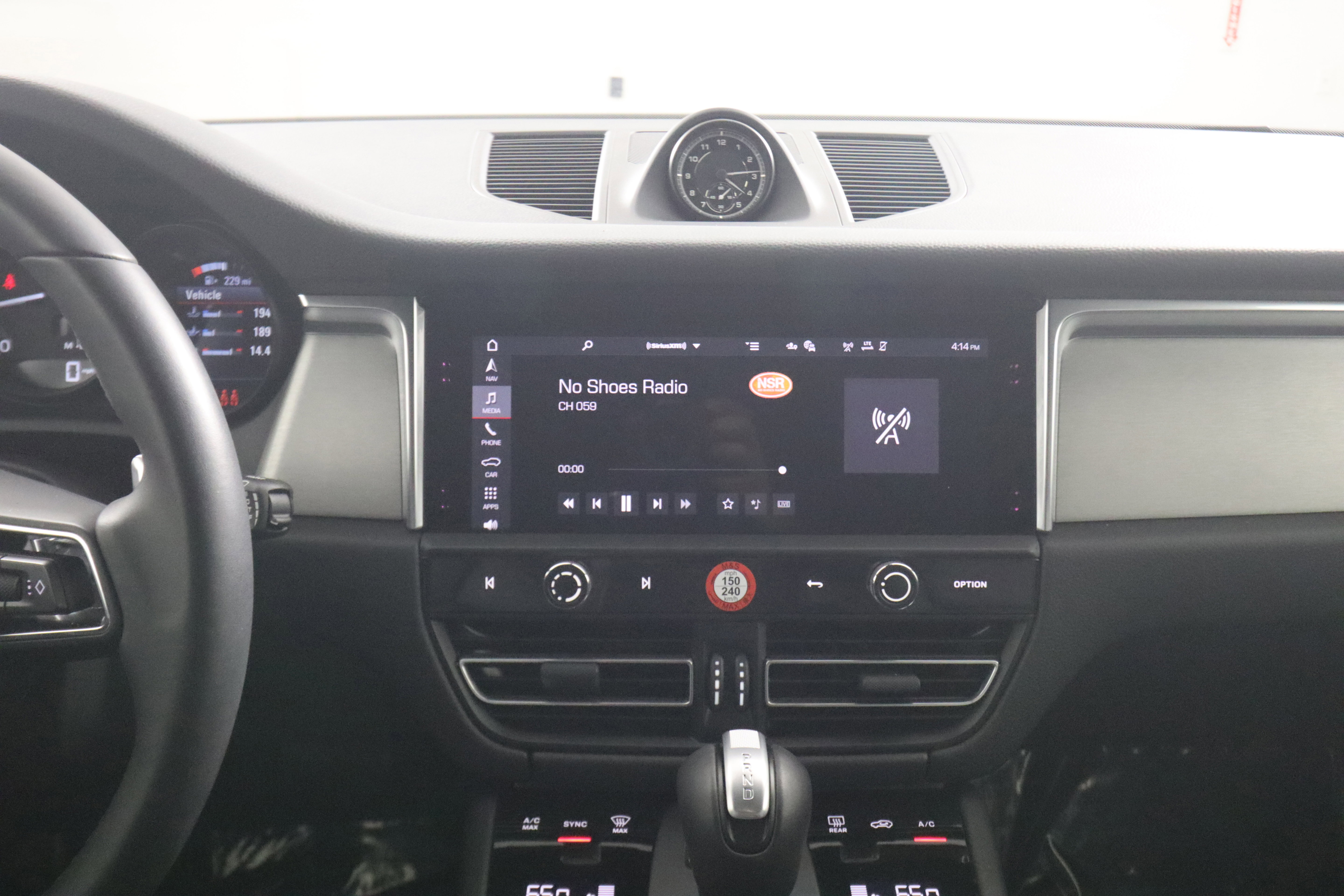 Certified 2025 Porsche Macan image 19