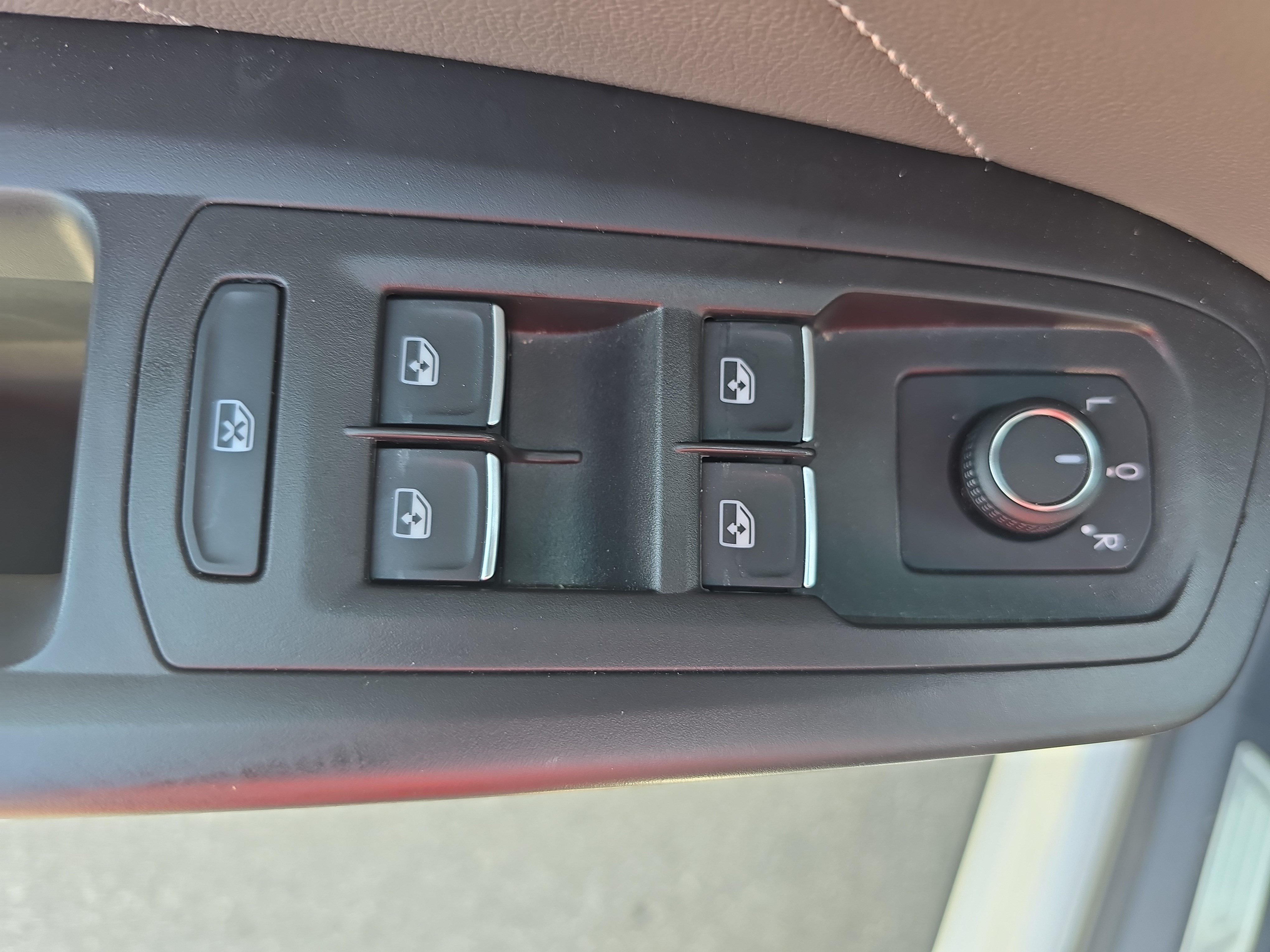 Used 2022 Volkswagen Atlas Cross Sport SEL R-Line AWD/4WD image 27
