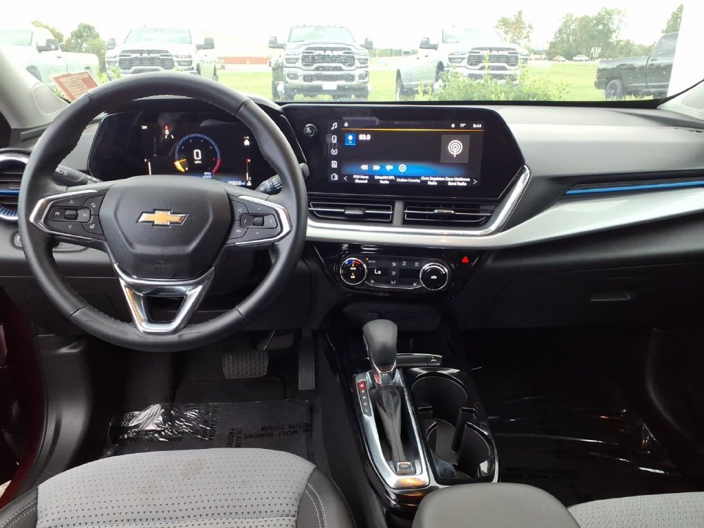 Used 2025 Chevrolet Trax LT w/ LT Convenience Package FWD image 20