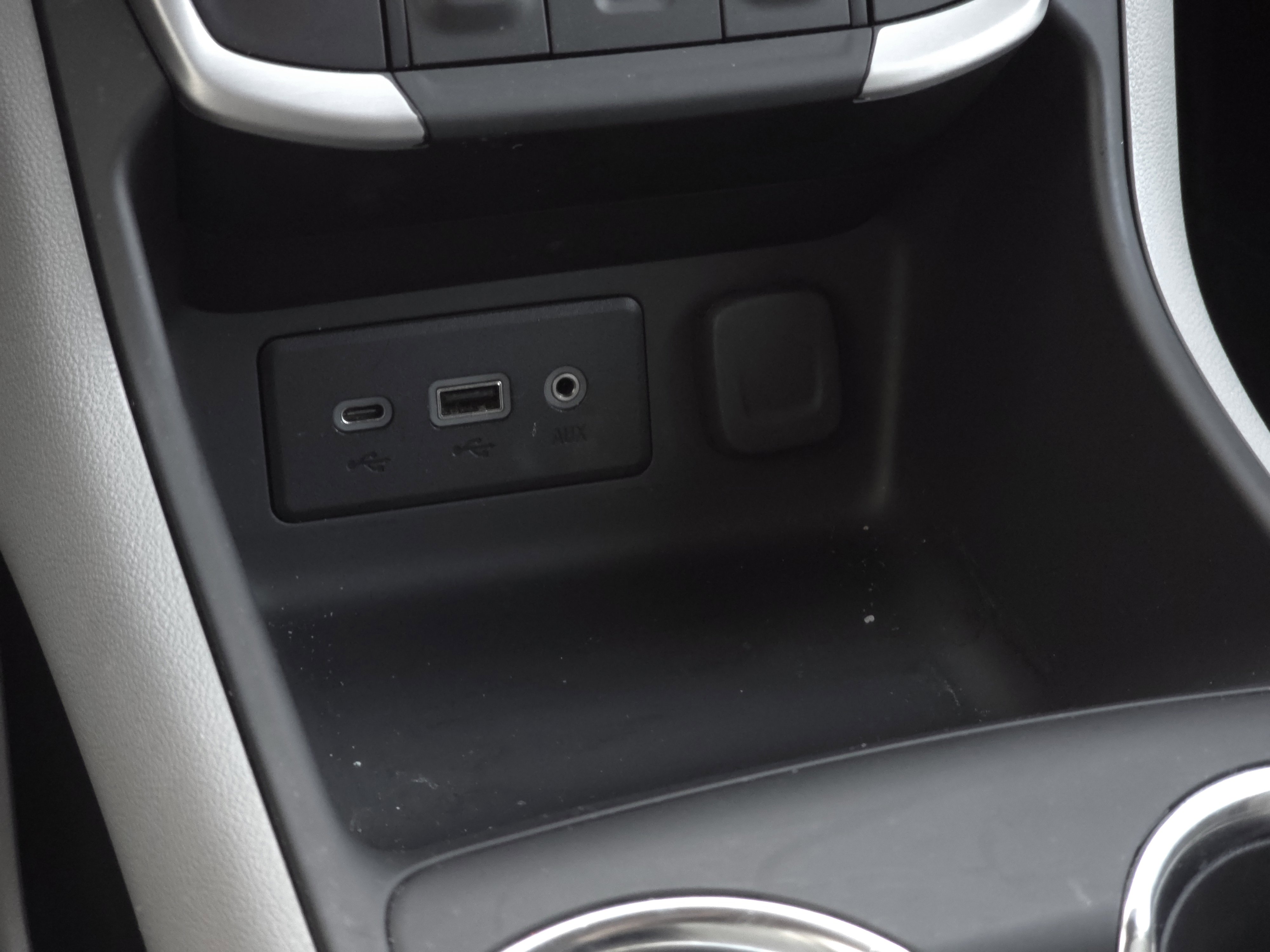 Used 2024 GMC Terrain SLE image 15