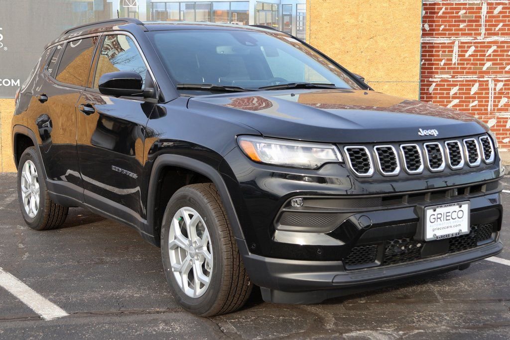 New 2024 Jeep Compass Latitude w/ Convenience Group AWD/4WD image 2