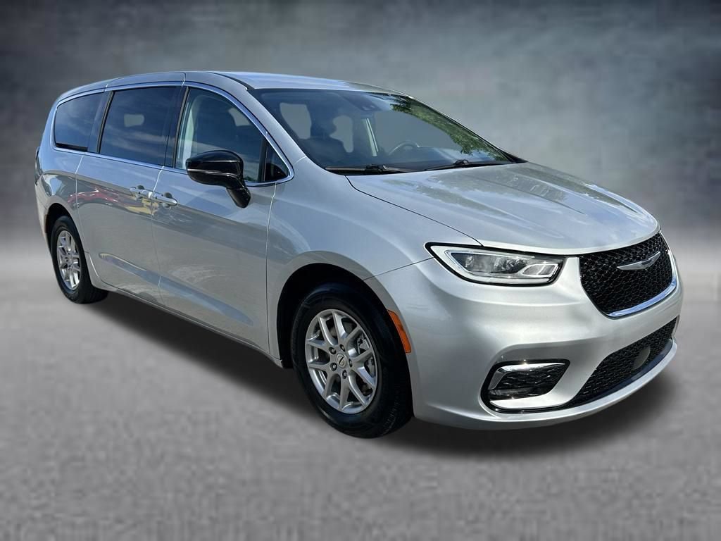 Used 2024 Chrysler Pacifica Touring-L FWD image 3