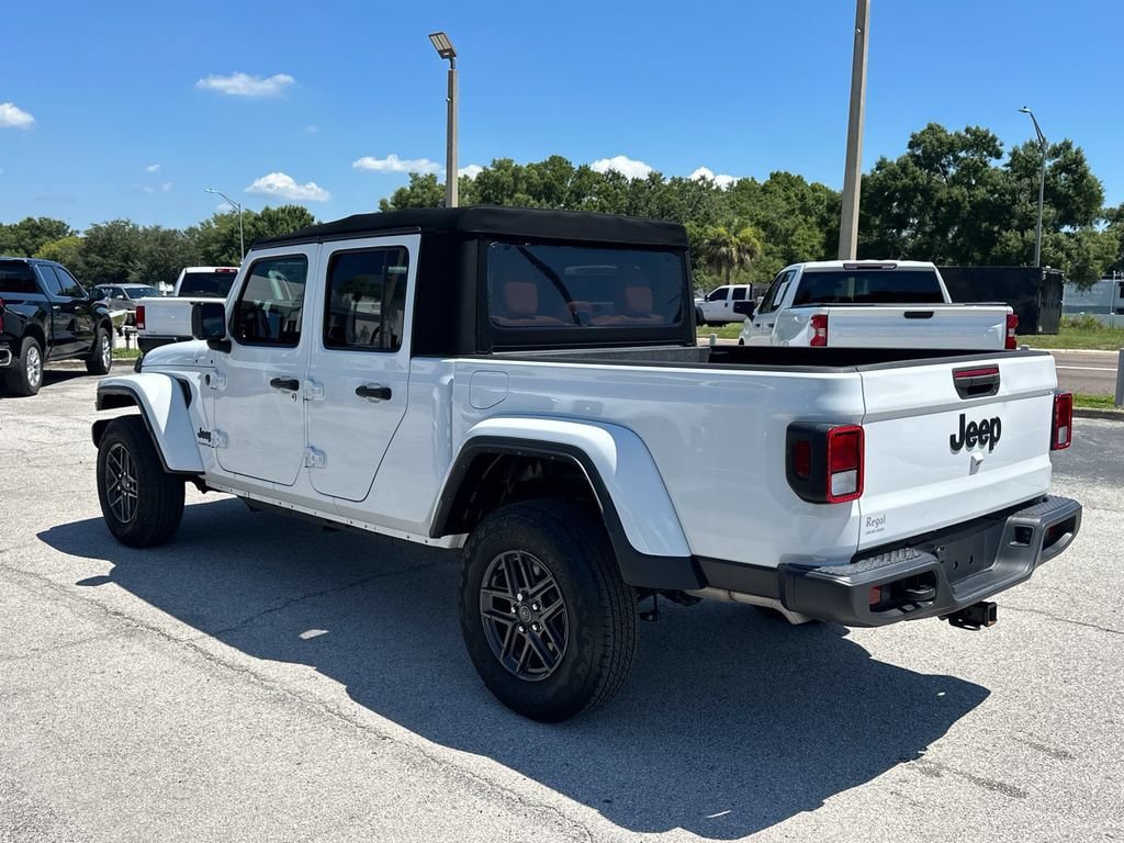 Used 2024 Jeep Gladiator Sport AWD/4WD image 7