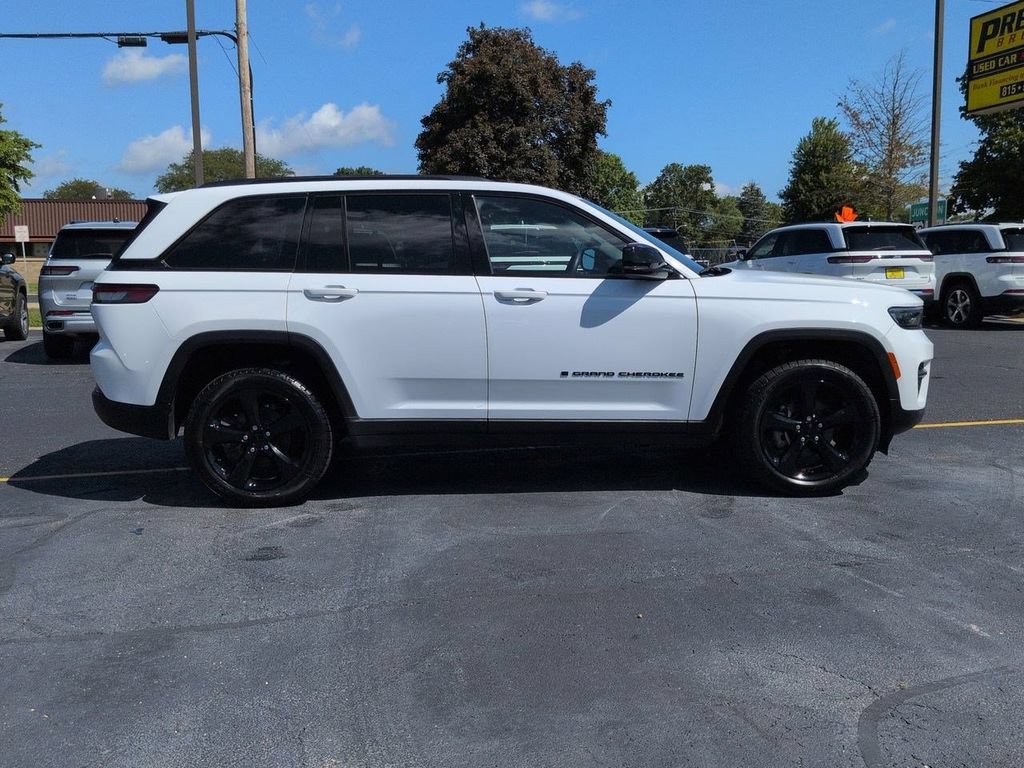 Used 2022 Jeep Grand Cherokee Altitude AWD/4WD image 9