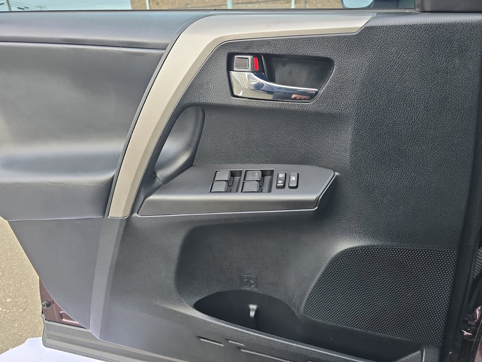 Used 2018 Toyota RAV4 XLE w/ Plus Extra Value Package image 31