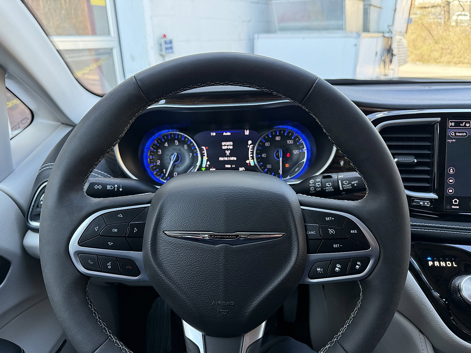 Used 2023 Chrysler Pacifica Limited w/ Uconnect Theater Family Group image 19