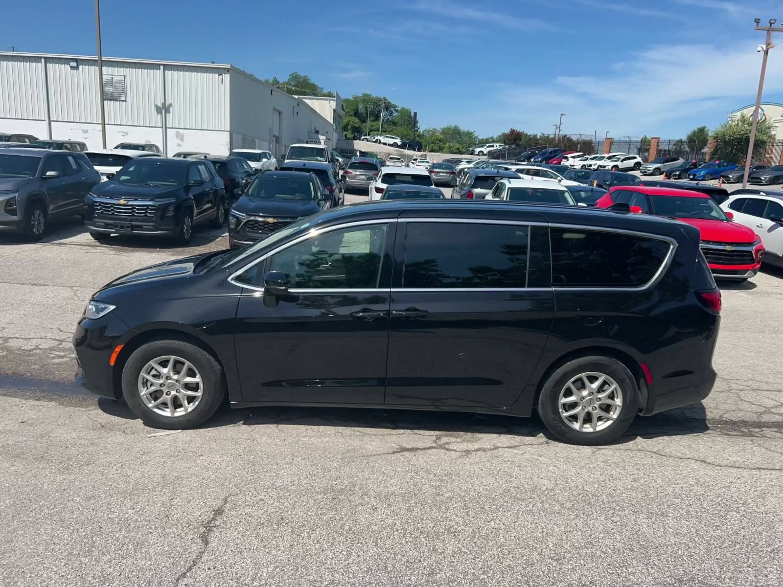 Used 2025 Chrysler Pacifica Select FWD image 8
