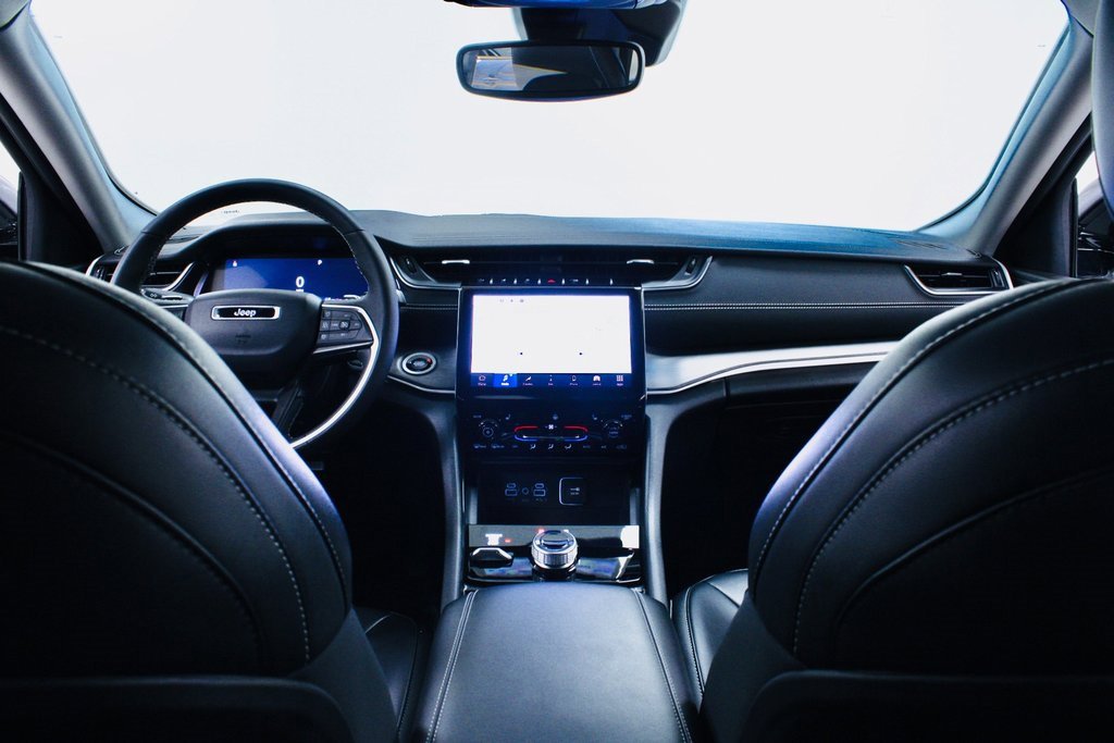 Used 2024 Jeep Grand Cherokee Limited w/ Black Appearance Package image 21