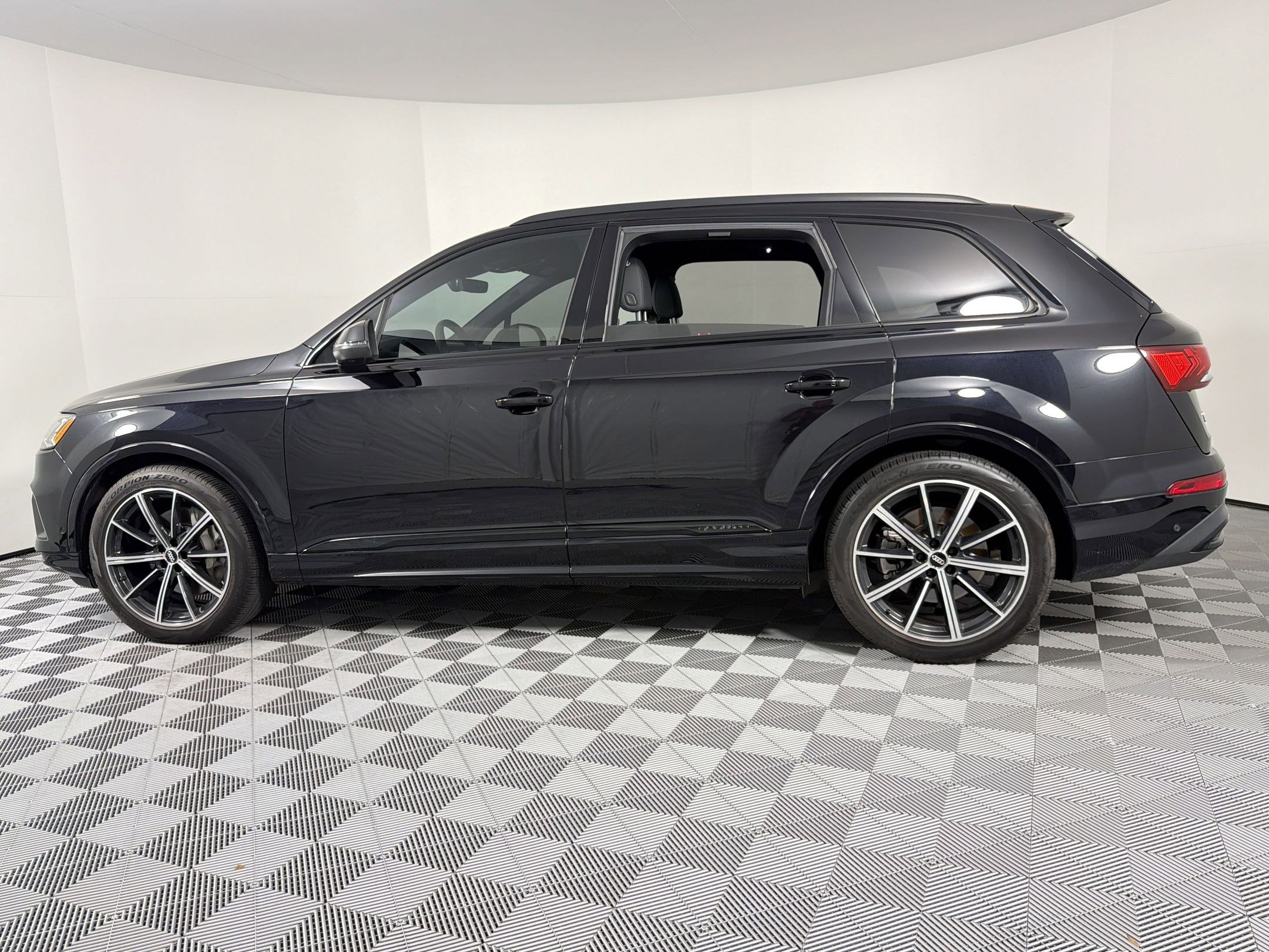 Used 2020 Audi Q7 3.0T Prestige AWD/4WD image 2