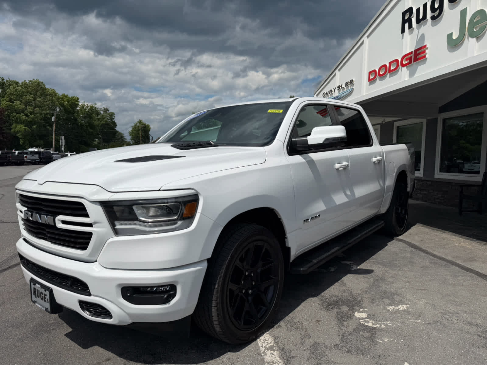 Used 2023 RAM 1500 Laramie AWD/4WD image 3