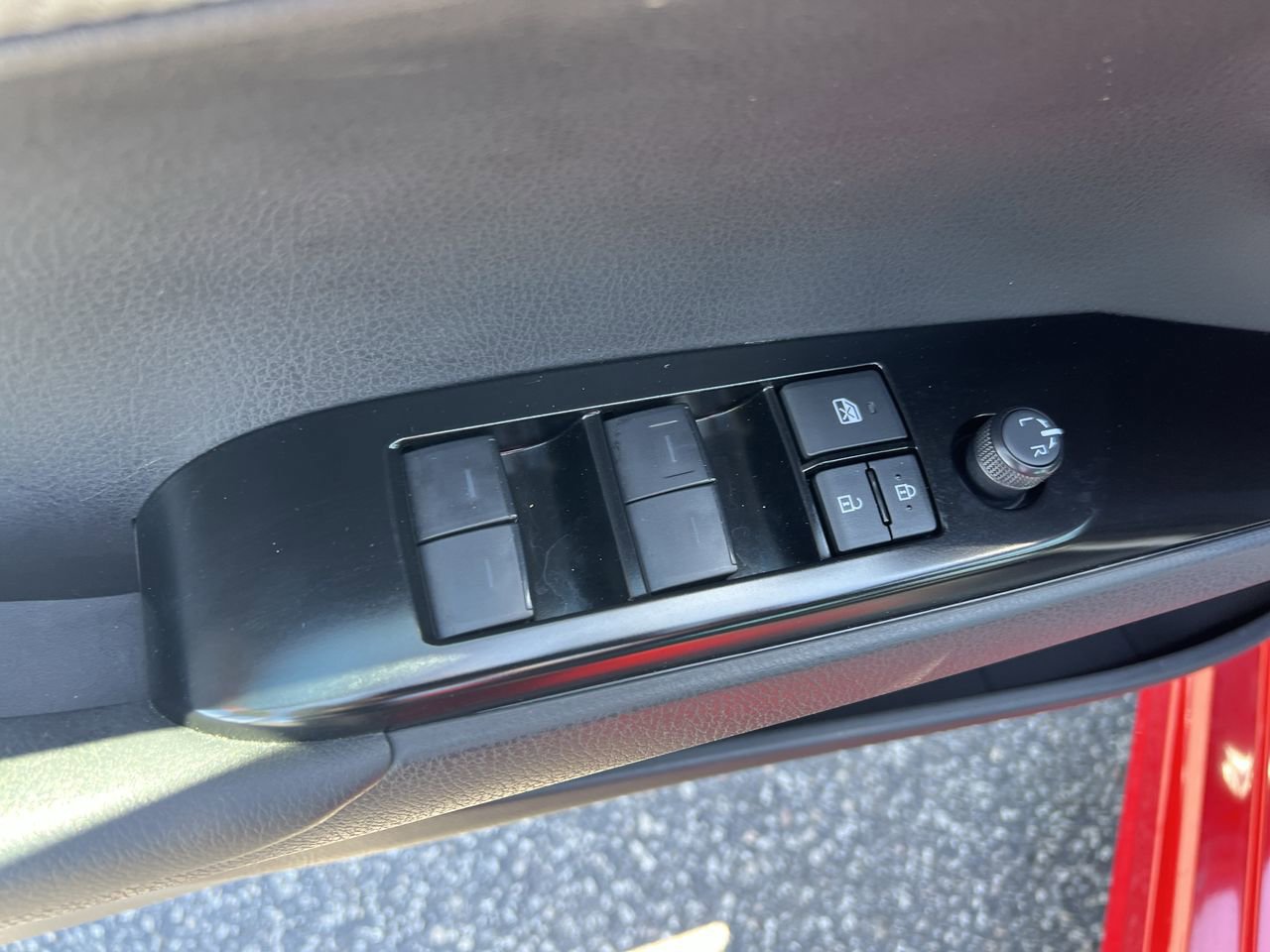 Used 2025 Toyota Camry SE w/ Convenience Package FWD image 15