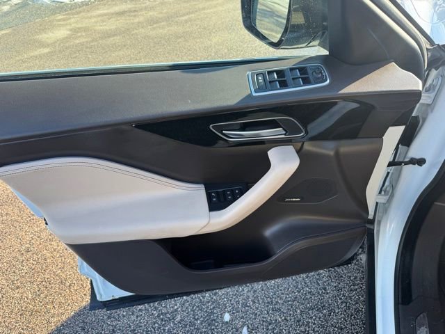 Used 2019 Jaguar F-PACE Prestige image 17