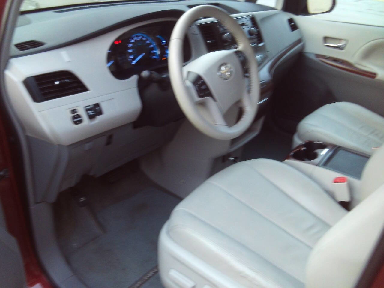 Used 2012 Toyota Sienna XLE image 17