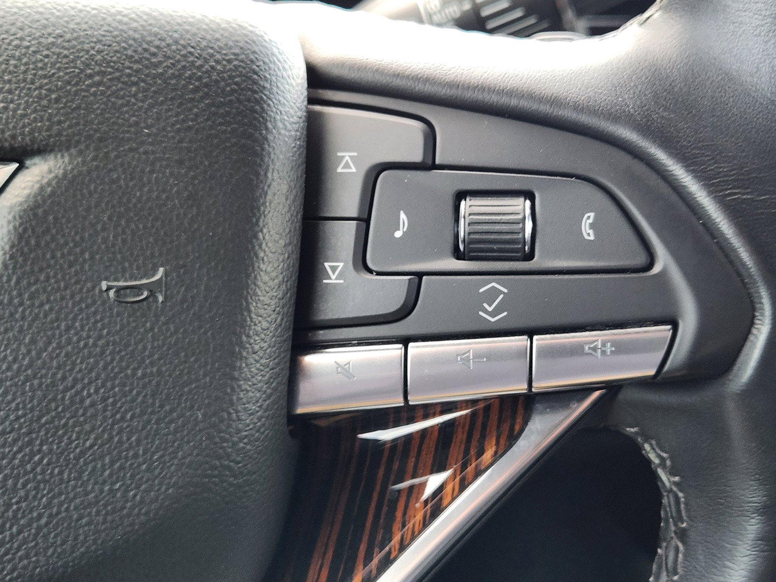 Certified 2024 Cadillac Escalade ESV Luxury RWD image 24