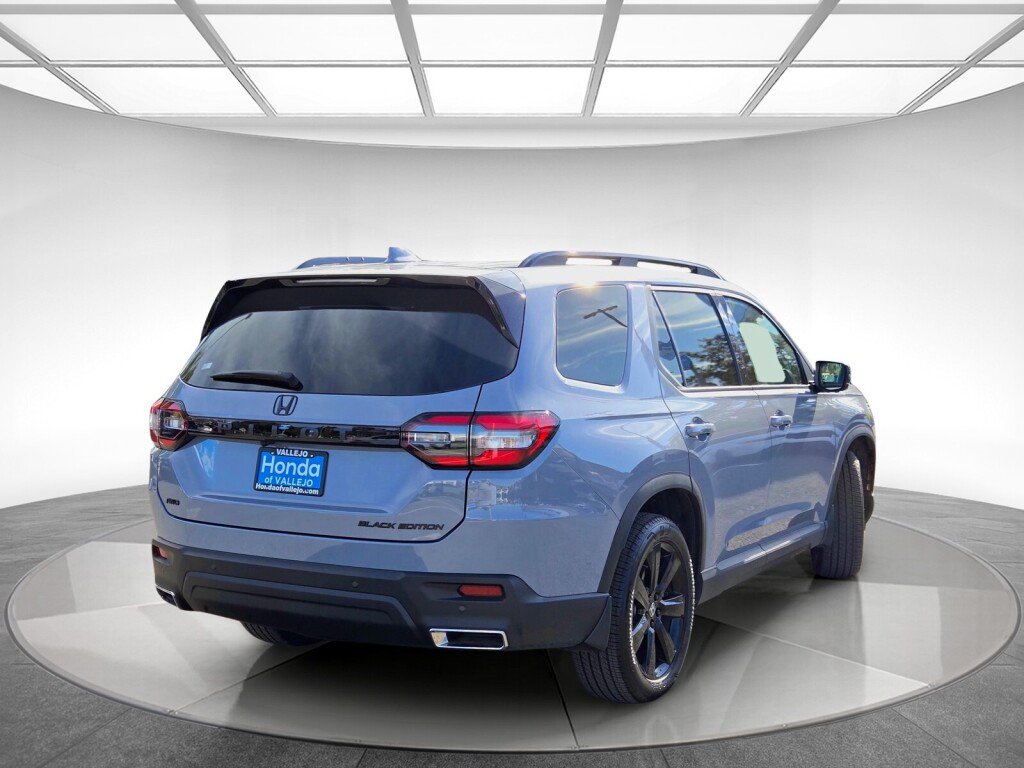 Certified 2025 Honda Pilot Black Edition image 3