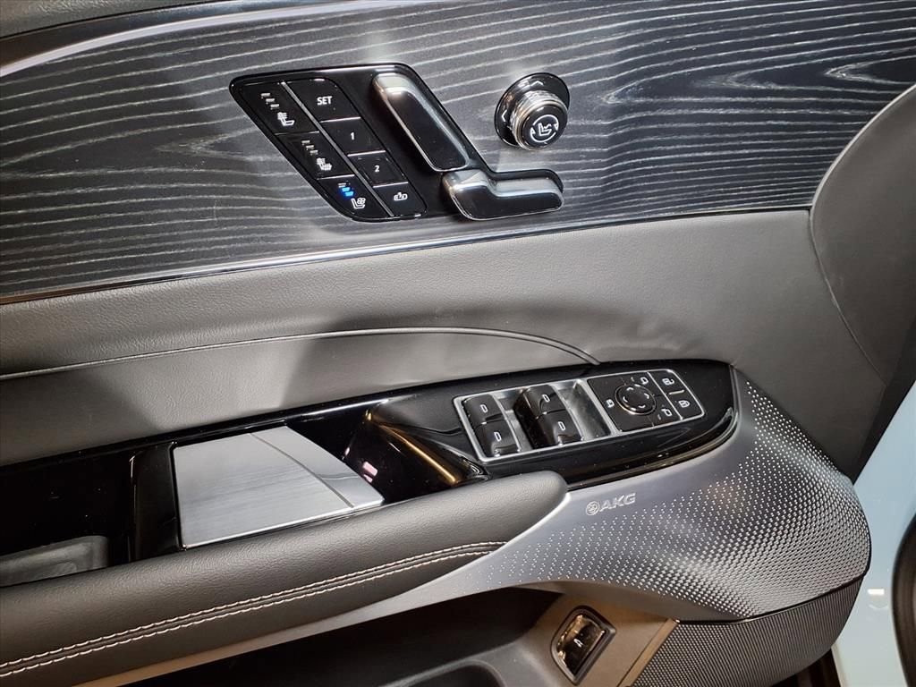 New 2026 Cadillac Lyriq V image 16