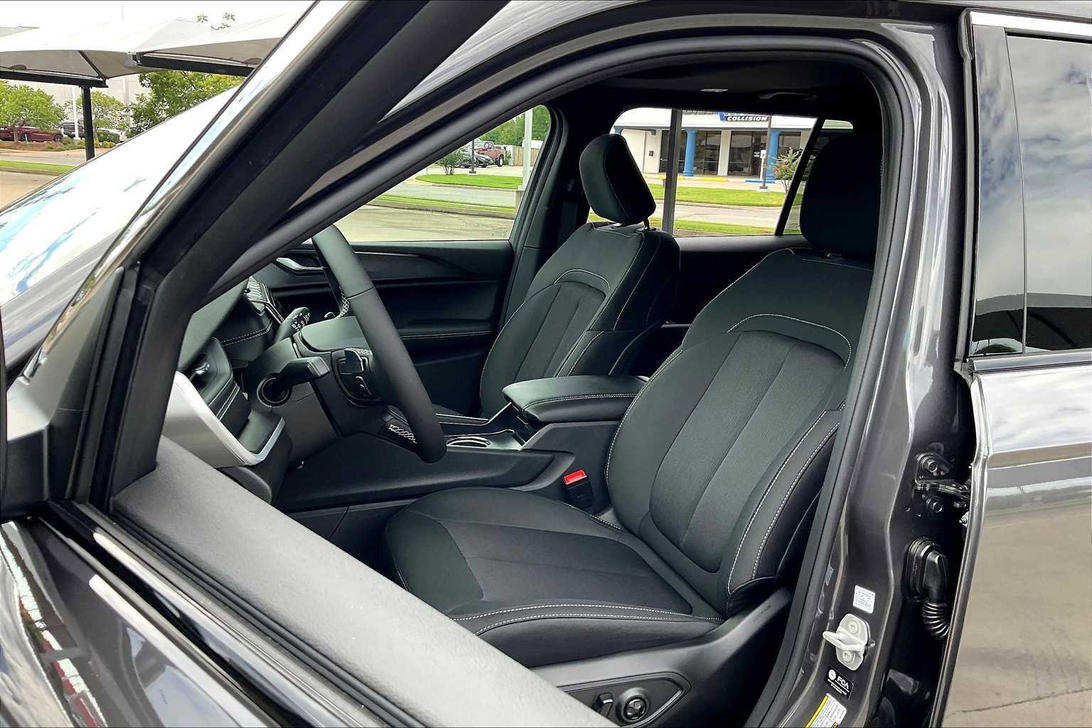 New 2025 Jeep Grand Cherokee L Laredo w/ Luxury Tech Group I AWD/4WD image 9