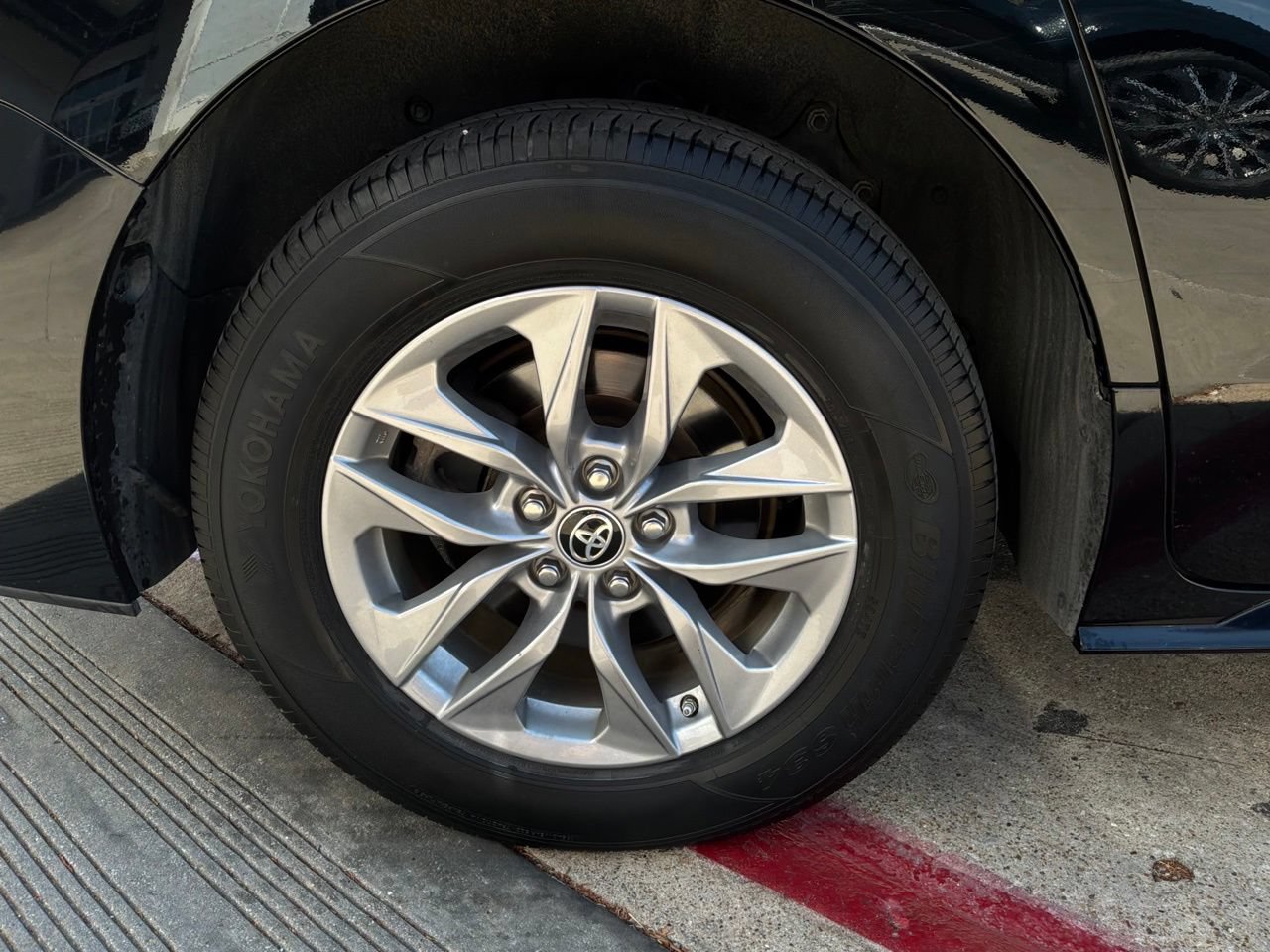 Used 2024 Toyota Sienna XLE FWD image 9