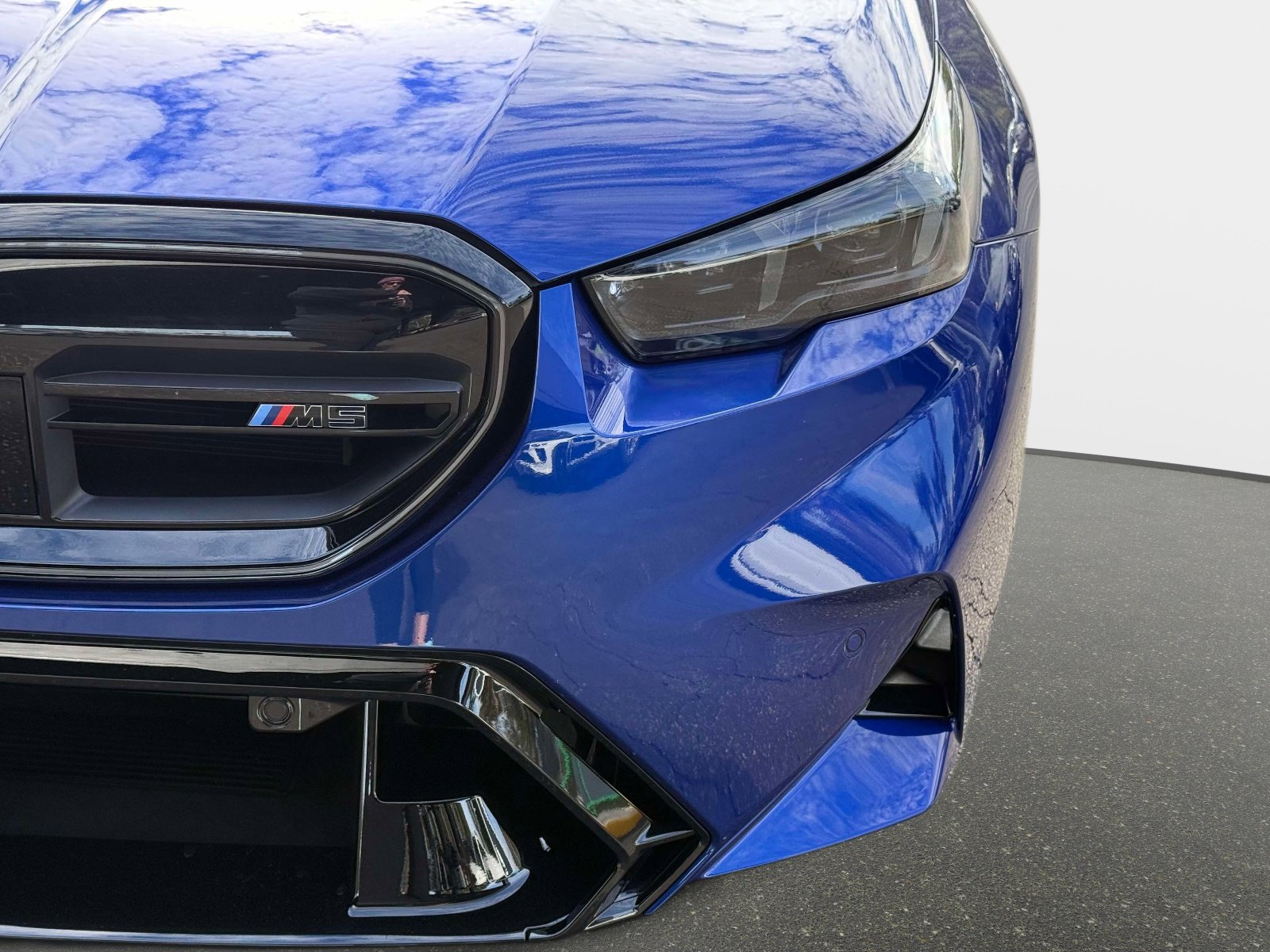 Used 2025 BMW M5 w/ Carbon Package image 10