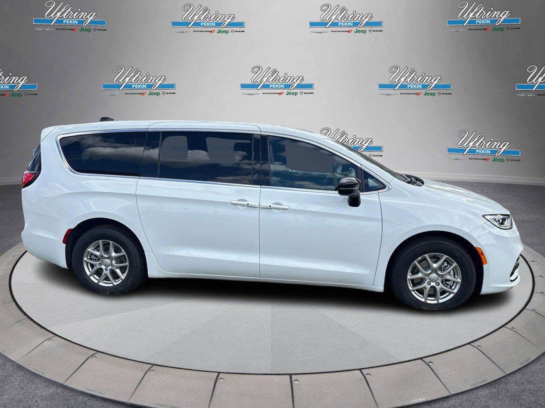 New 2026 Chrysler Pacifica Select image 2